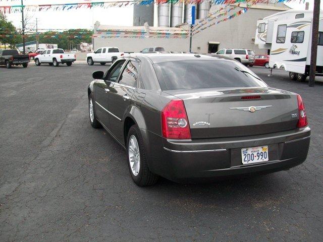 Chrysler 300 2010 photo 3