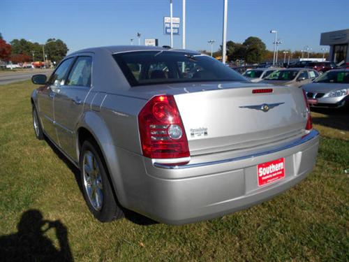 Chrysler 300 2010 photo 2