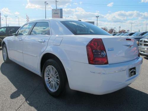 Chrysler 300 2010 photo 2