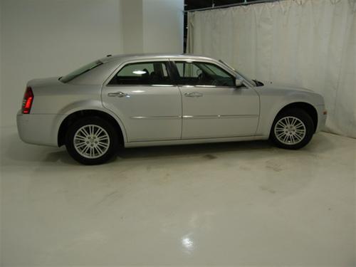 Chrysler 300 2010 photo 2