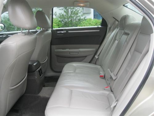 Chrysler 300 2010 photo 2