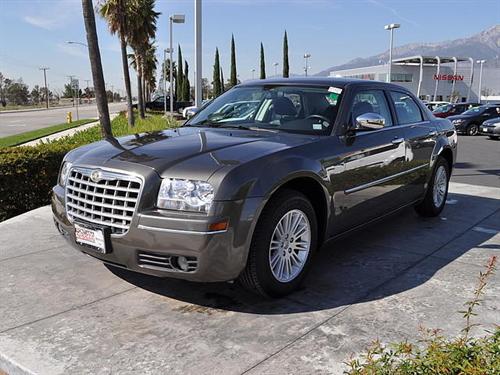 Chrysler 300 2010 photo 2
