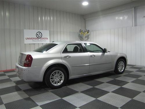 Chrysler 300 2010 photo 2