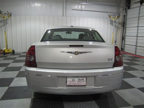 Chrysler 300 2010 photo 3