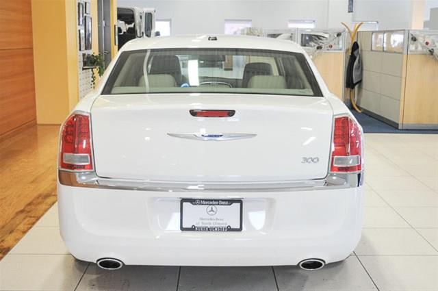 Chrysler 300 2011 photo 2