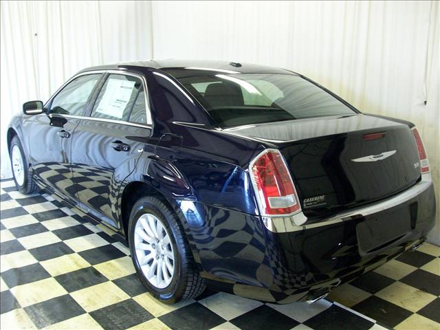 Chrysler 300 2011 photo 2