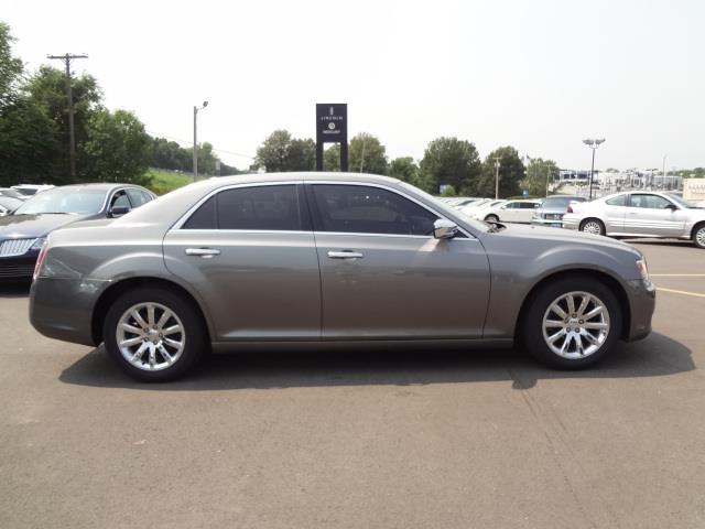 Chrysler 300 2012 photo 2
