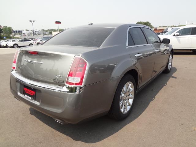 Chrysler 300 2012 photo 3