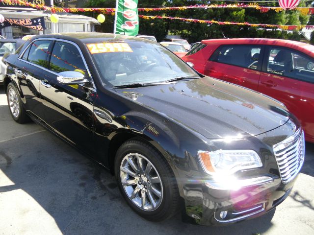 Chrysler 300 2012 photo 9