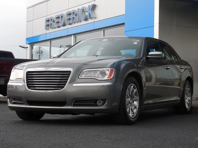 Chrysler 300 2012 photo 2