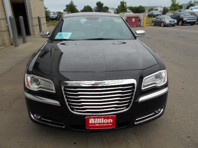 Chrysler 300 2013 photo 2