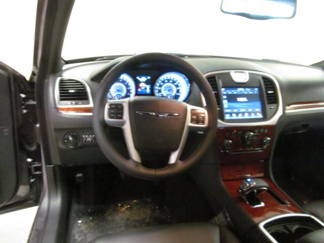 Chrysler 300 2013 photo 3
