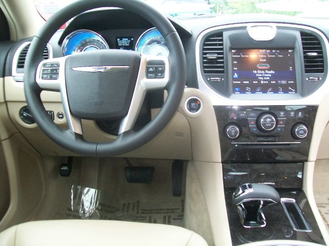 Chrysler 300 2013 photo 8