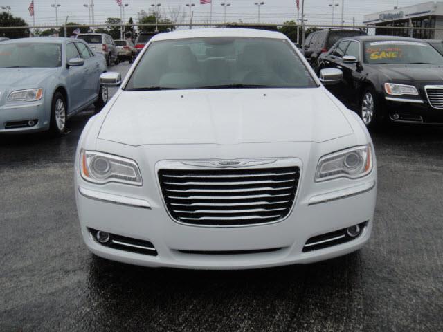 Chrysler 300 2013 photo 2