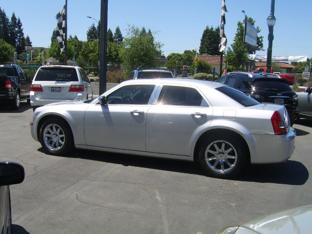 Chrysler 300C 2005 photo 11