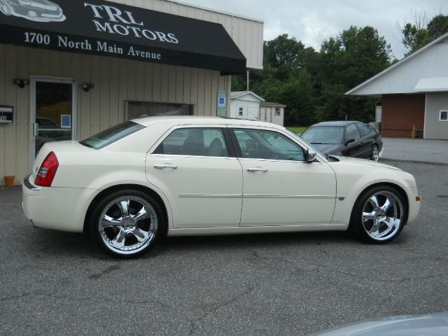 Chrysler 300C 2005 photo 8