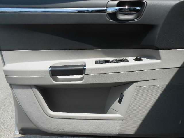 Chrysler 300C 2006 photo 36