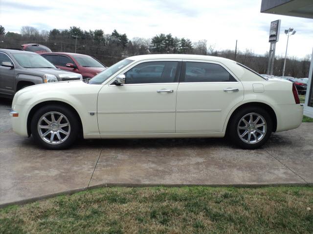 Chrysler 300C 2006 photo 2