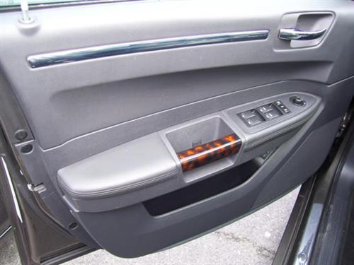 Chrysler 300C 2008 photo 2