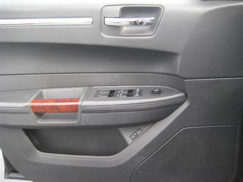 Chrysler 300C 2009 photo 2