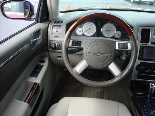 Chrysler 300C 2010 photo 1