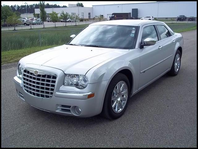 Chrysler 300C 2010 photo 2