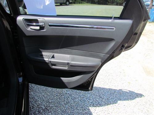 Chrysler 300C 2010 photo 2