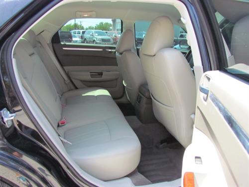 Chrysler 300C 2010 photo 2