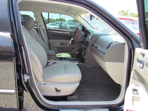 Chrysler 300C 2010 photo 4