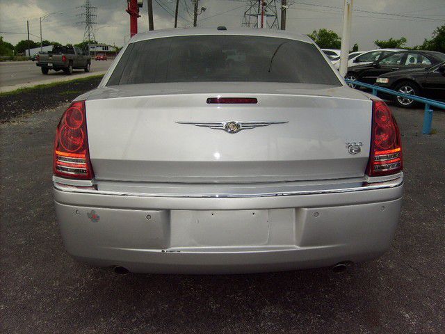 Chrysler 300C 2010 photo 3