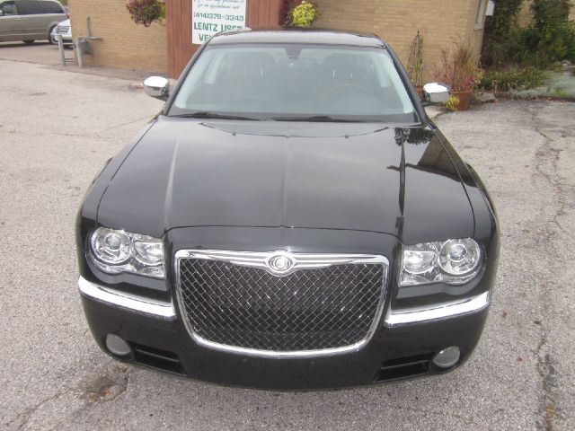Chrysler 300C 2010 photo 2