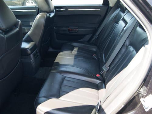 Chrysler 300C 2010 photo 2