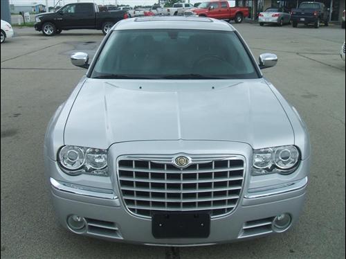 Chrysler 300C 2010 photo 2