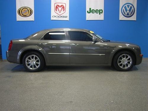 Chrysler 300C 2010 photo 2