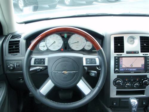 Chrysler 300C 2010 photo 2