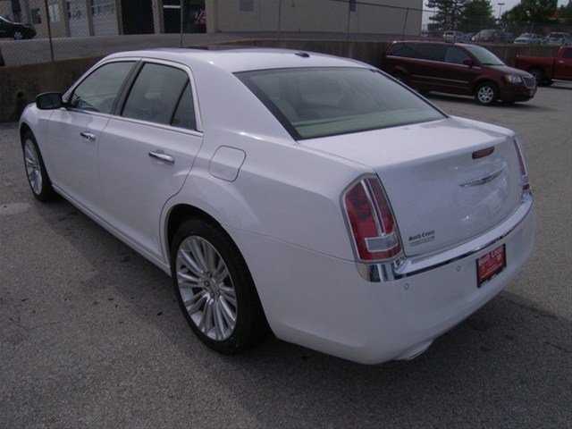 Chrysler 300C 2011 photo 3