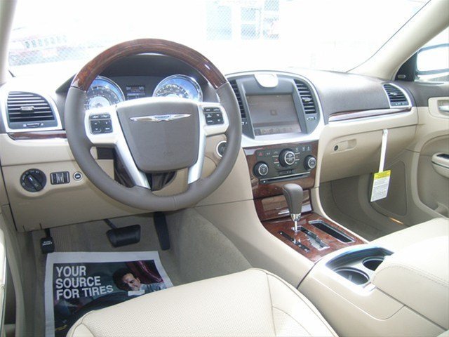 Chrysler 300C 2011 photo 4