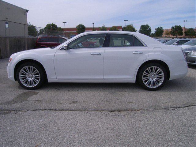 Chrysler 300C 2011 photo 2