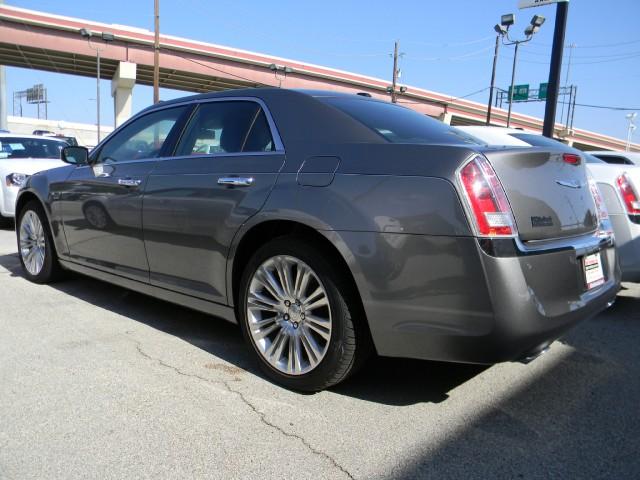 Chrysler 300C 2011 photo 1