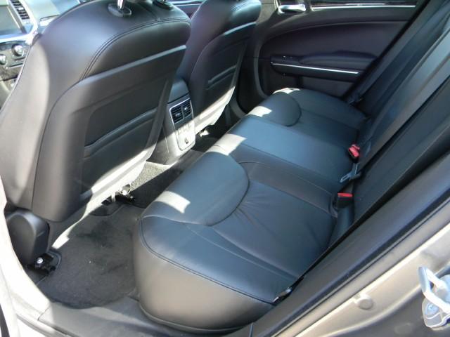 Chrysler 300C 2011 photo 2