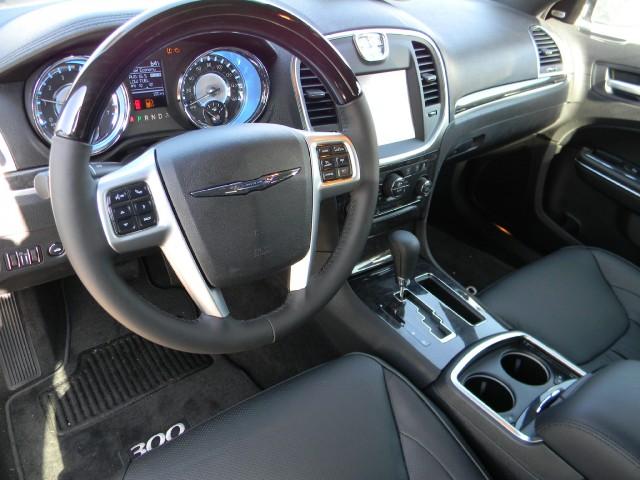 Chrysler 300C 2011 photo 5