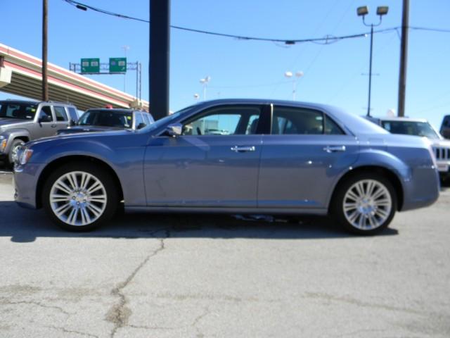 Chrysler 300C 2011 photo 1