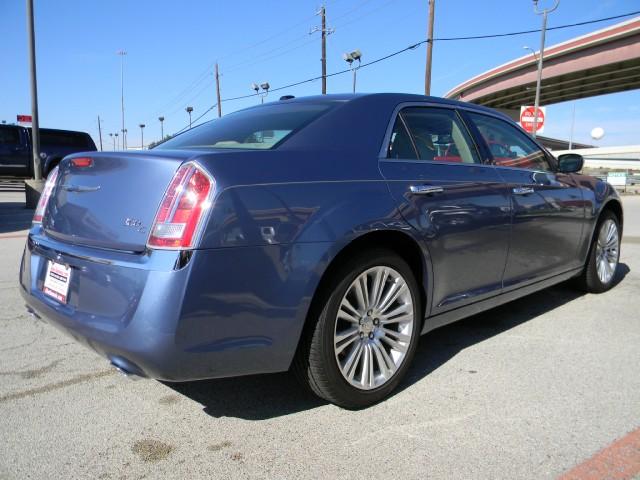 Chrysler 300C 2011 photo 2