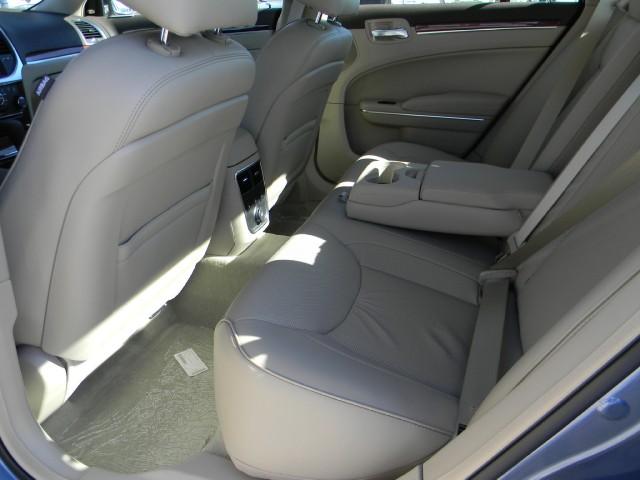 Chrysler 300C 2011 photo 3