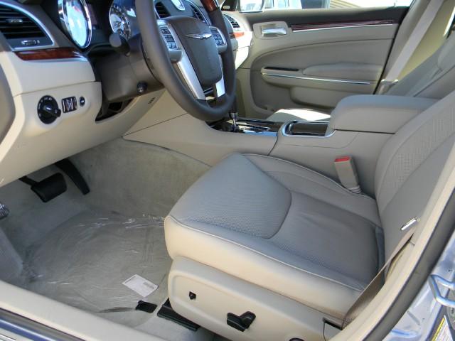 Chrysler 300C 2011 photo 4