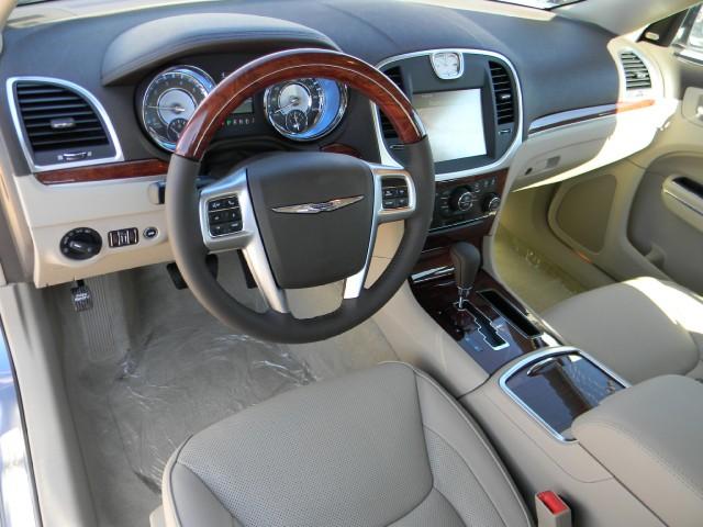 Chrysler 300C 2011 photo 5