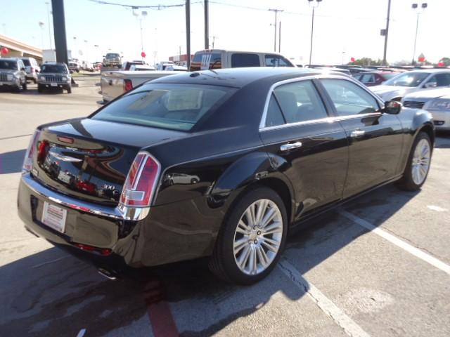 Chrysler 300C 2011 photo 2