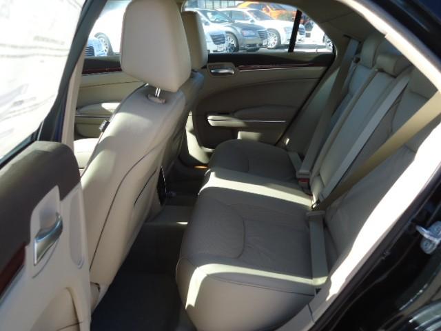 Chrysler 300C 2011 photo 3