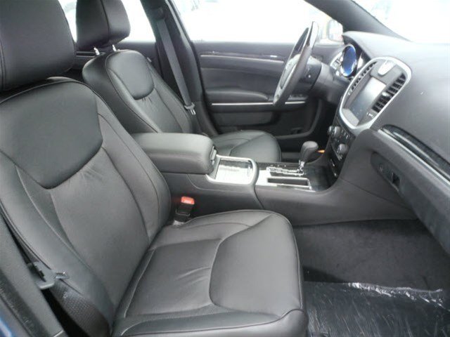 Chrysler 300C 2011 photo 2