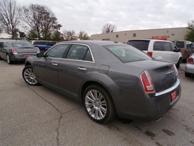 Chrysler 300C 2011 photo 5
